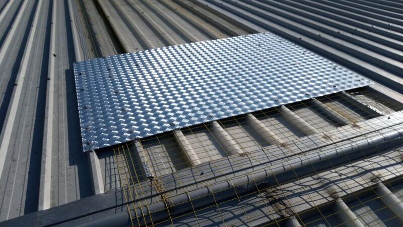 Come mettere in sicurezza i lucernari su coperture industriali: Guida completa allaprotezione